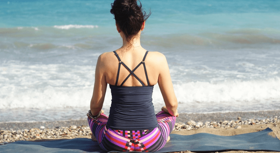 명상을 하면서 복식 호흡을 하고 있는 여성