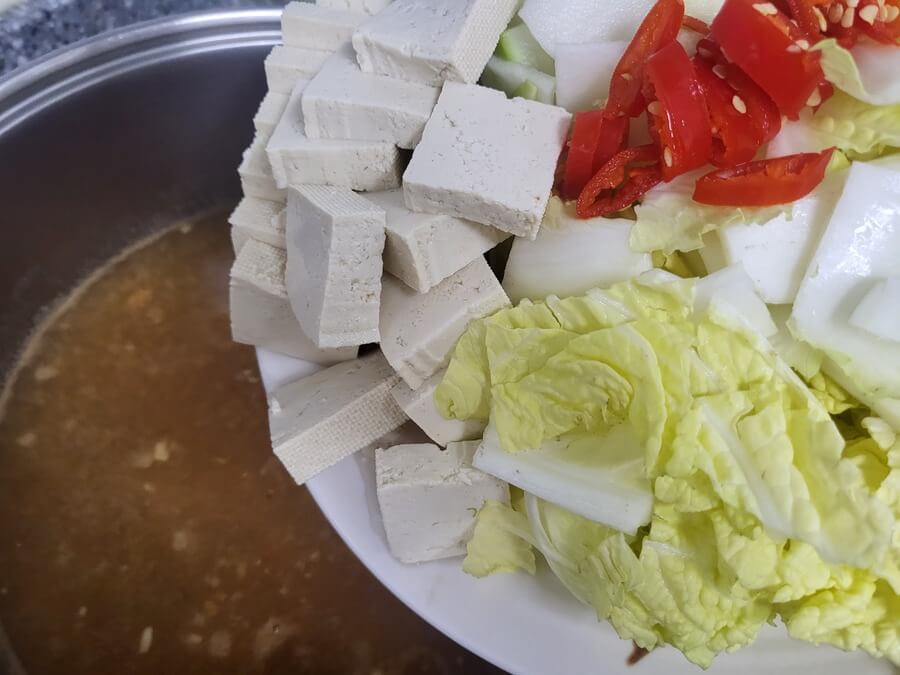 육수에 야채 넣기