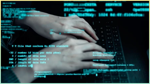 일반 사용자의 손 또는 공격자의 손. 일반 사용자와 공격자의 긴장감을 표현해주는 사진