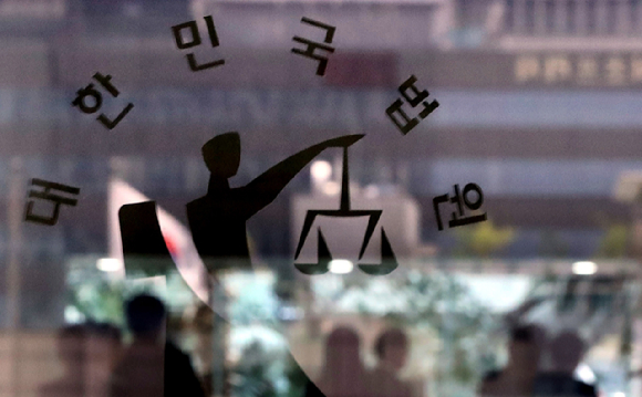 남편에게 치사량의 니코틴 원액이 든 음식물 먹여 살해한 혐의로 징역 30년을 받은 아내가 파기환송심에서 무죄를 선고받았다. 수원고법 형사1부(판사 박선준 정현식 강영재)는 2일 2일 살인 혐의로 기소된 A씨의 파기환송심에서 무죄를 선고했다. 다만 남편 사망 후 그의 계좌를 통해 300만원 대출을 받은 혐의(컴퓨터 등 이용 사기)에 대해서는 징역 6개월에 집행유예 1년을 선고했다. [사진=뉴시스]