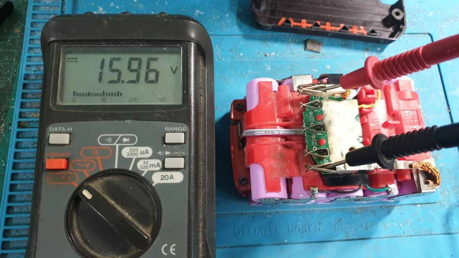 보쉬 18V 6A 배터리 출력 전압 측정