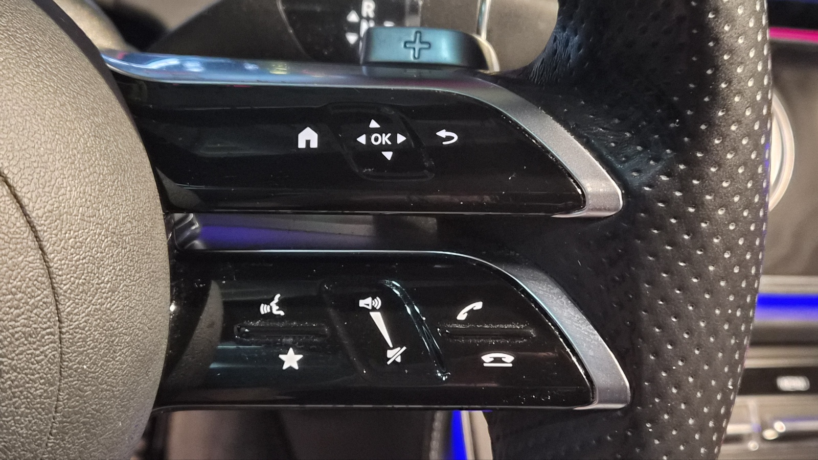 벤츠 E클래스 핸들 왼쪽 컨트롤 버튼 – 오디오 및 전화 제어