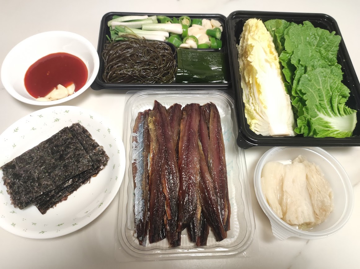 과메기를 채소와 함께 먹는 한국 겨울 제철 음식 상차림