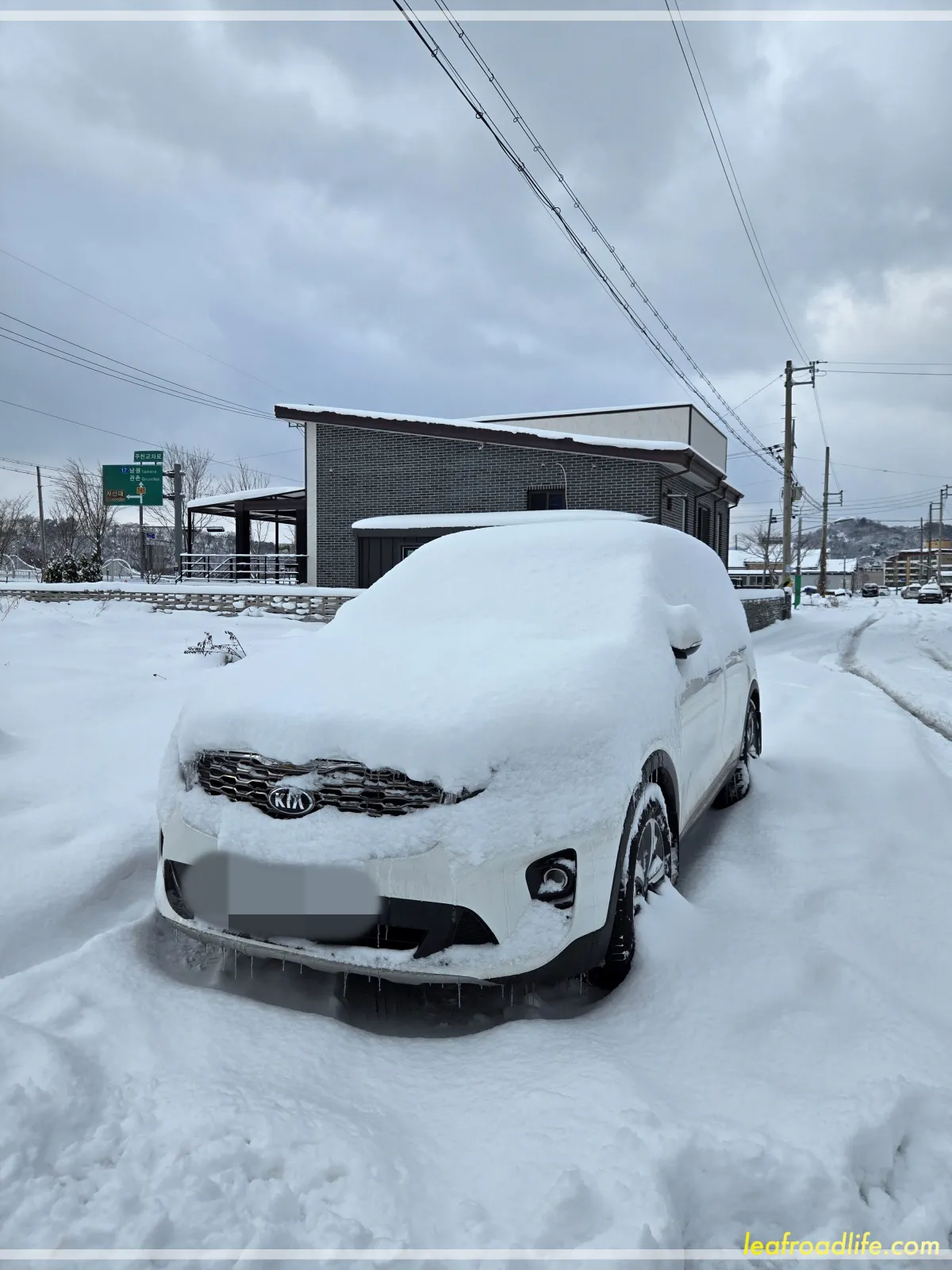 시골-임실-구정-연휴-차-위에-눈-쌓인-사진