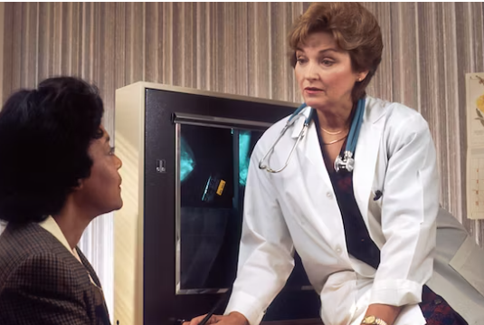 난청에-대하여-의사-진단을-하고-있다.