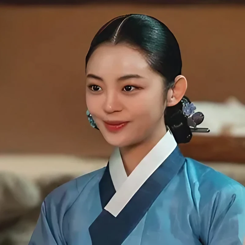 밤에 피는 꽃에서 파란 한복을 입은 석재이를 연기하는 정소리