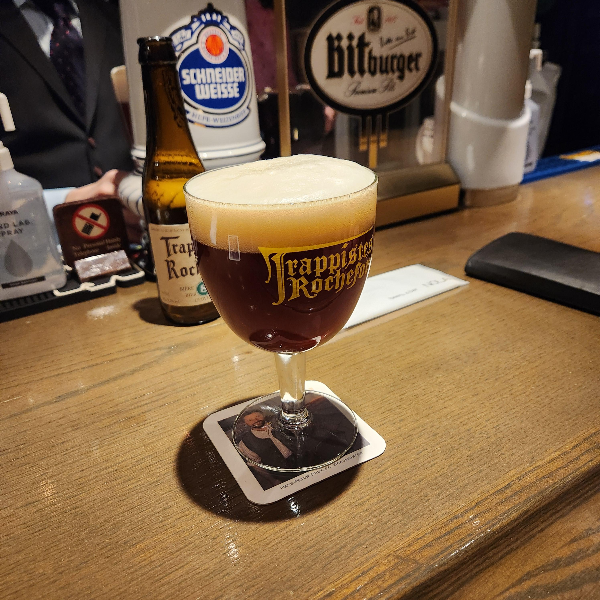 흑맥주 처럼 검은 맥주가 Trappistes Rochefort 전용잔에 따라져 있다.