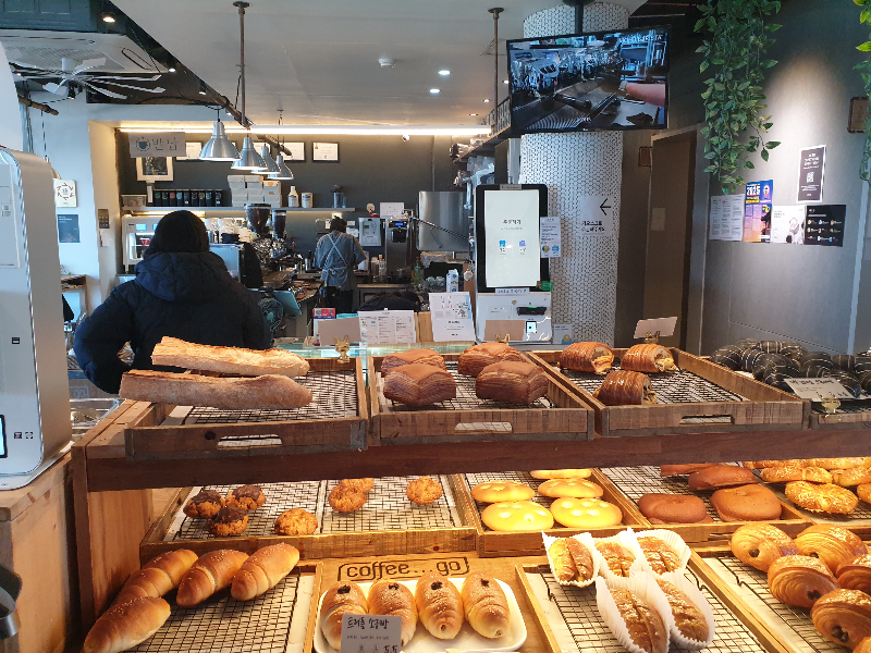 빵 진열대에 빵이 있다. 많이 팔려서인지 수북히 쌓여있진 않다.
