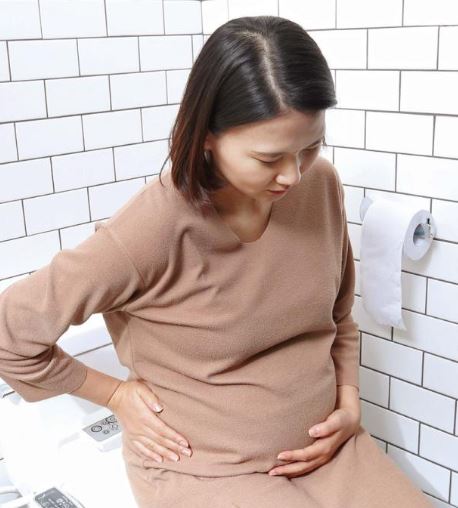 임신으로 변비가 와서 힘들어하는 산모 사진