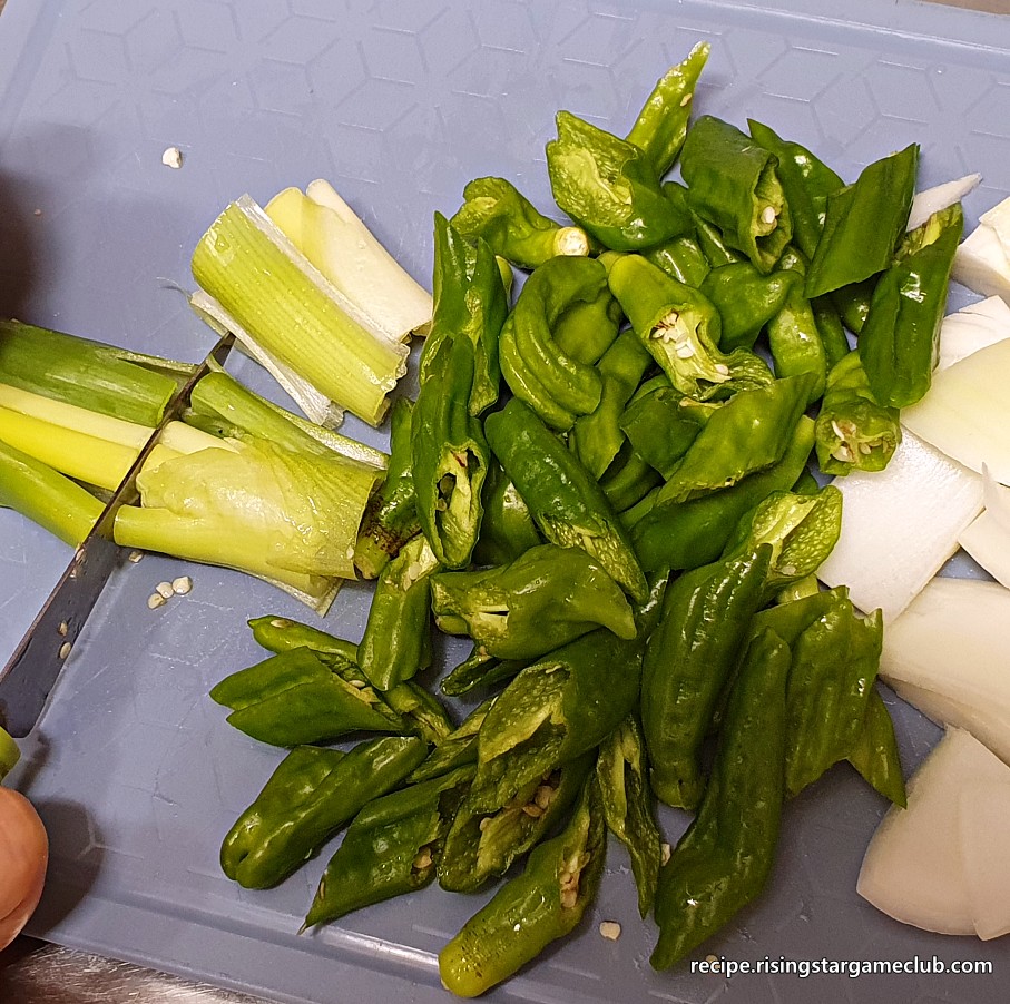 소꽈리고추 소세지 볶음에 들어갈 파를 손질하는 사진