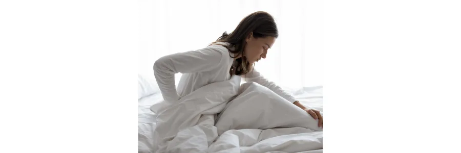 침대에-앉아있는-여자