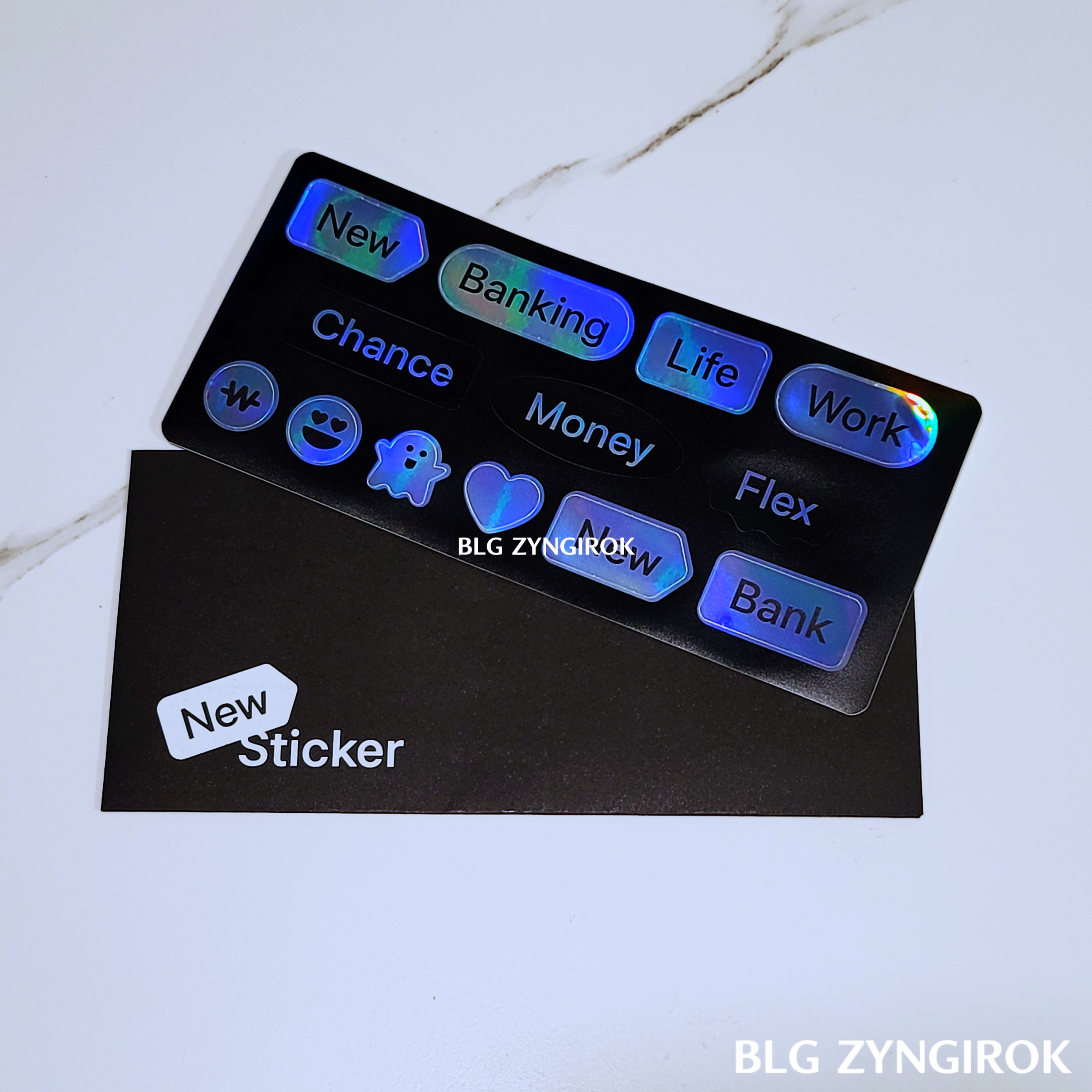 토스카드에-동봉되어-온-스티커가-놓여있.다.