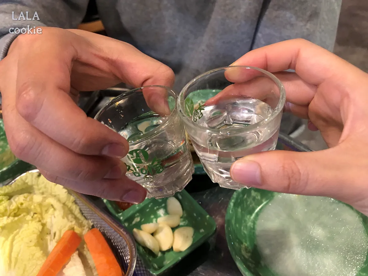 대구-달서구-맛집-추천-산호-숯불-아나고-소주-잔-들고-짠하는-모습