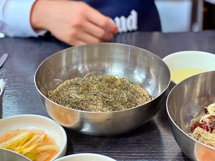 줄서는식당 돼지와 소의 8가지 부위 삶은 수육 제복쟁반, 자가제만 메밀면 직접 짠 들기름 막국수 맛있는 술집 강남역 맛집 소개