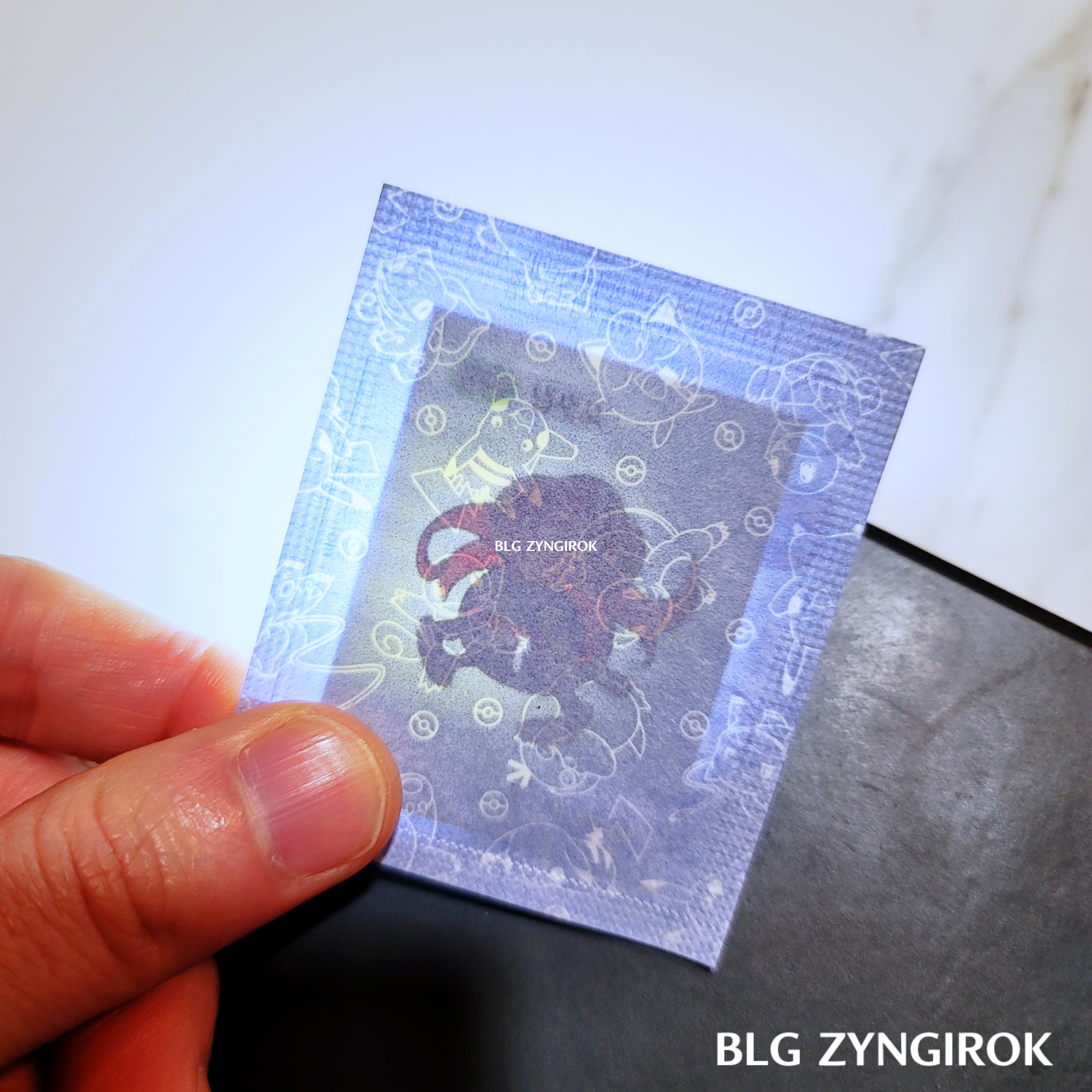 띠부띠부씰-냄새꼬를-들고있다.