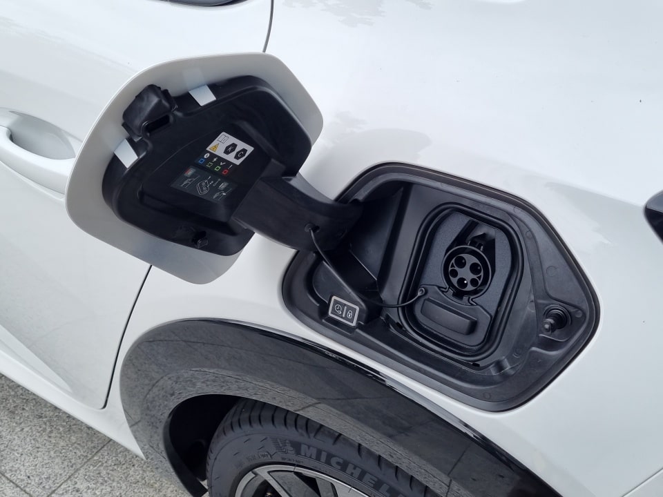 e-208 GT의 배터리 충전구입니다.