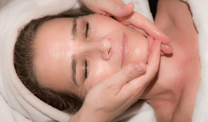 얼굴 마사지 받는 여성