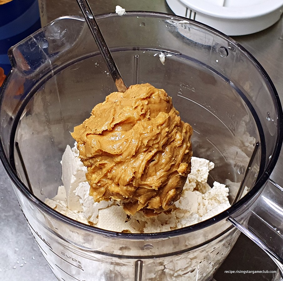 두부로 만드는 간단한 콩국수에 들어갈 땅콩 버터를 믹서기 통에 큰 1T 넣기