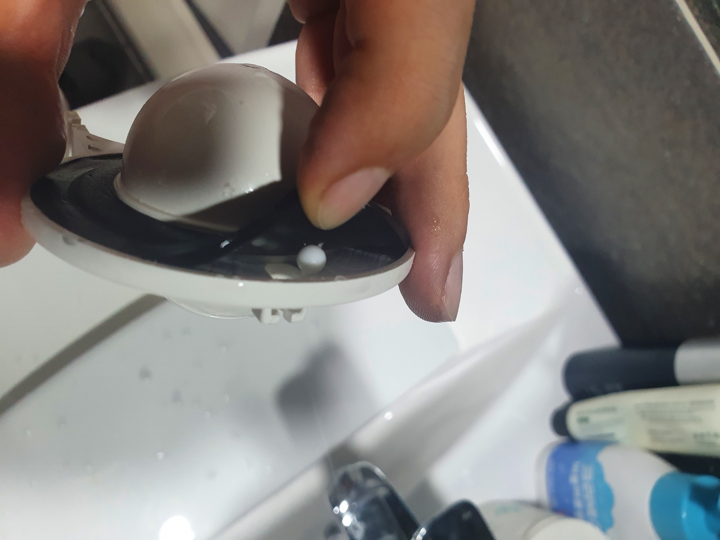 고무마개-부분에-박힌-구슬형-줄의-구슬을-제거하는-사진-2