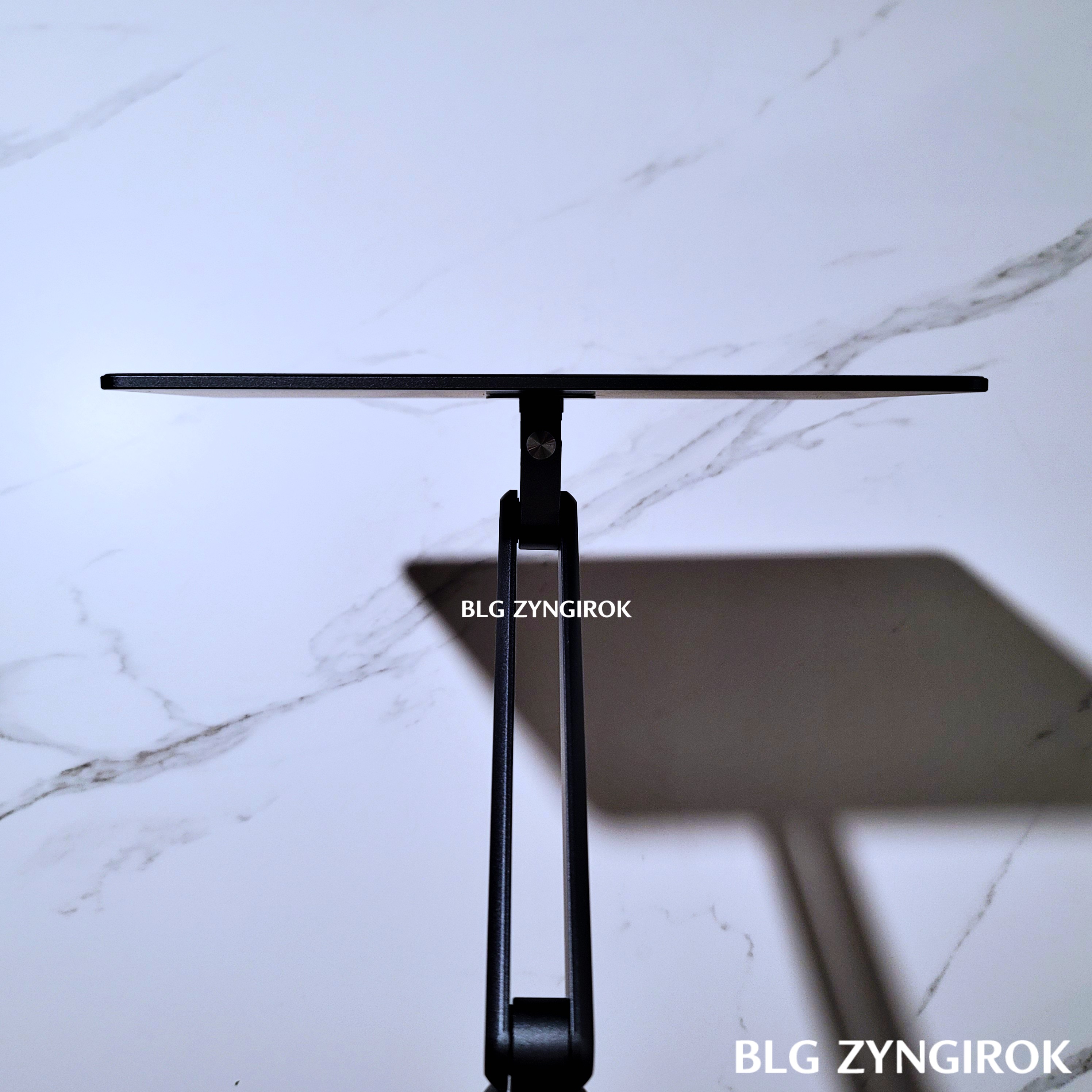 마그네틱 마운트 부분이 정면을 향하고 있다.