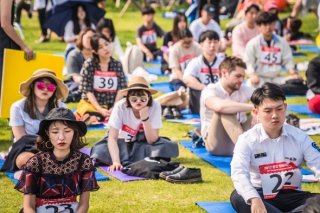 멍때리기 대회에 참가중인 사람들