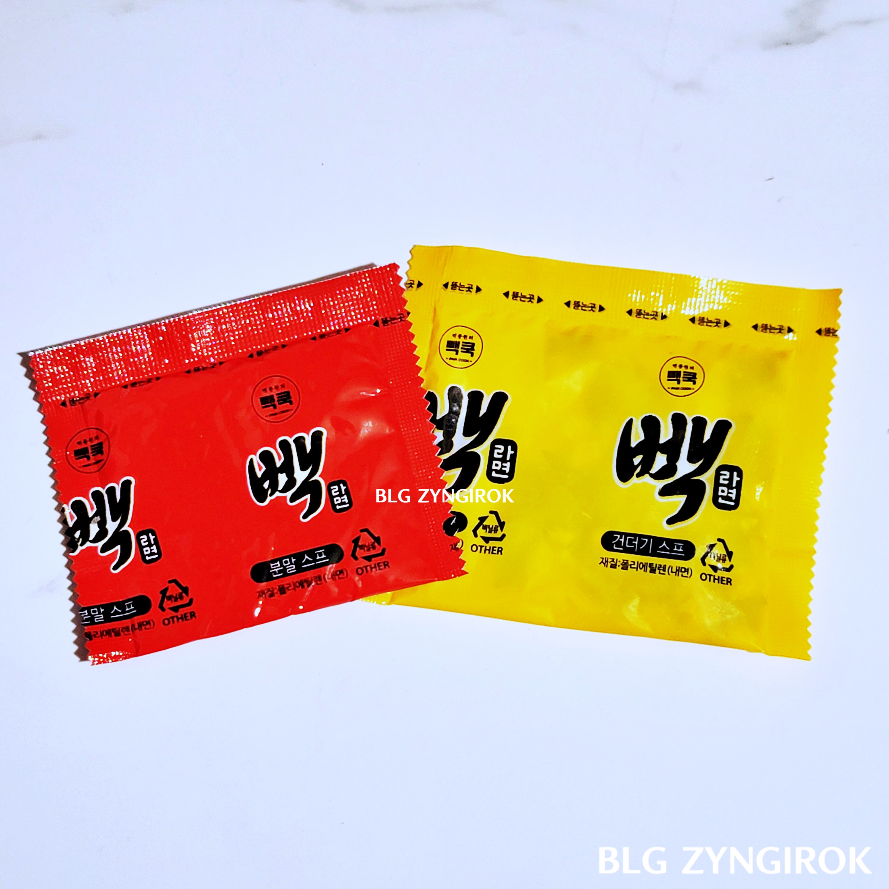 빨간봉지의-스프와-노란봉지의-후레이크가-테이블에-놓여있다.