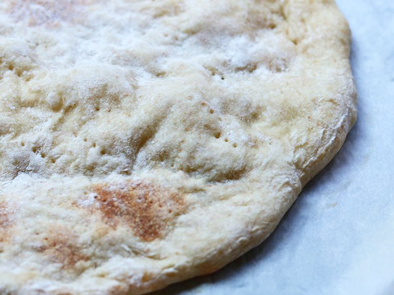 오븐에 구운 피자 크러스트