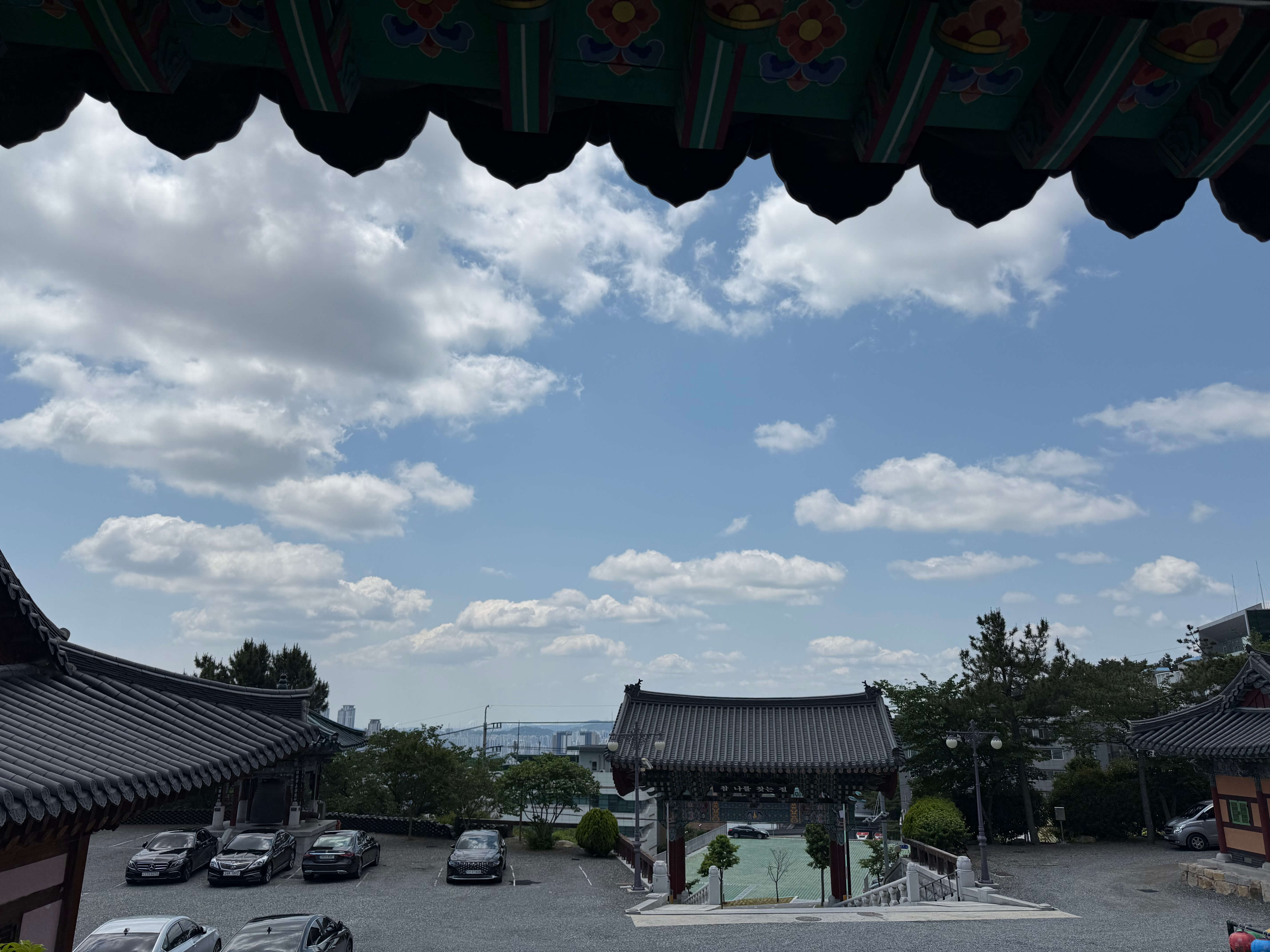 절 내부 주차장