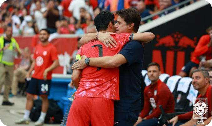 포옹을 나누는 한국축구대표팀 손흥민(왼쪽)과 포체티노 미국 감독. [사진 KFA]