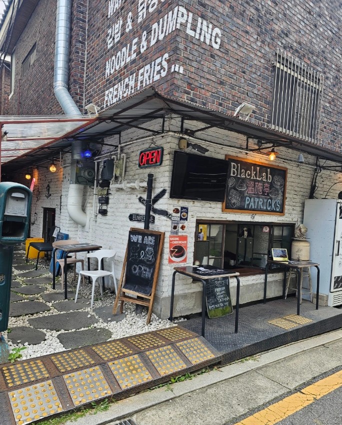 감성 가득한 브런치 맛집 '블랙랩' 외관