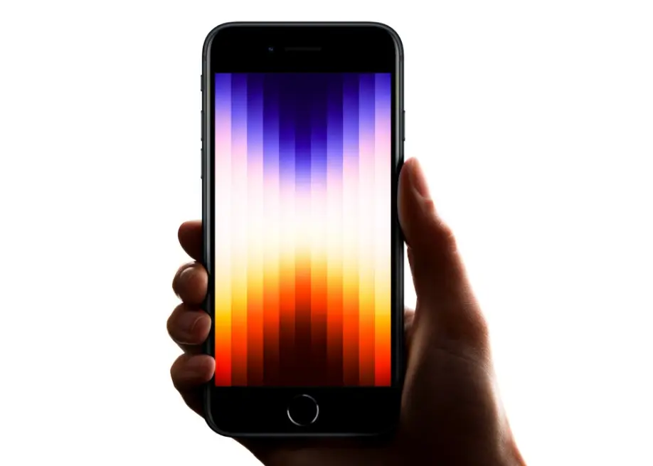 한-손에-아이폰-SE-4를-들고있는-사진
