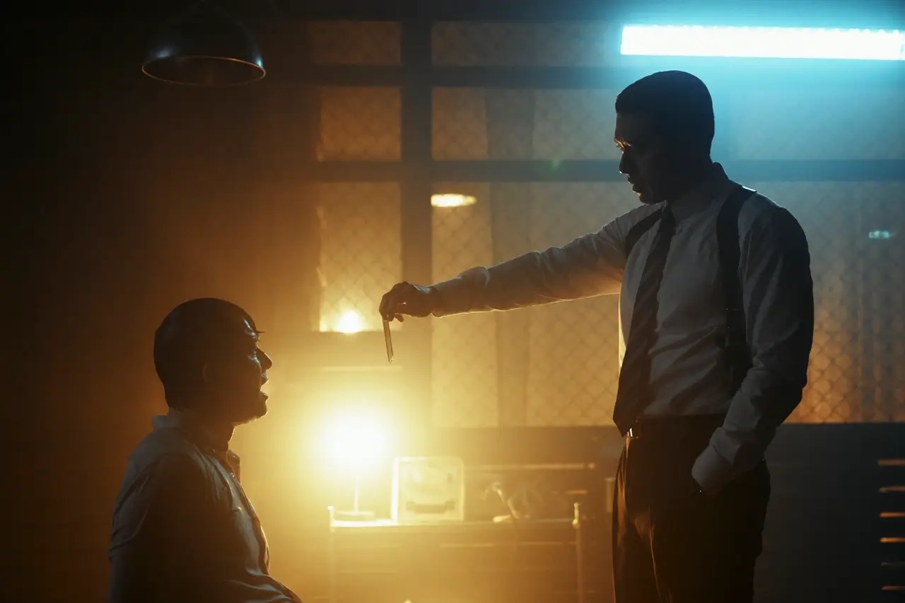 고문당하는 장건영 검사와 증거를 들이미는 백기태