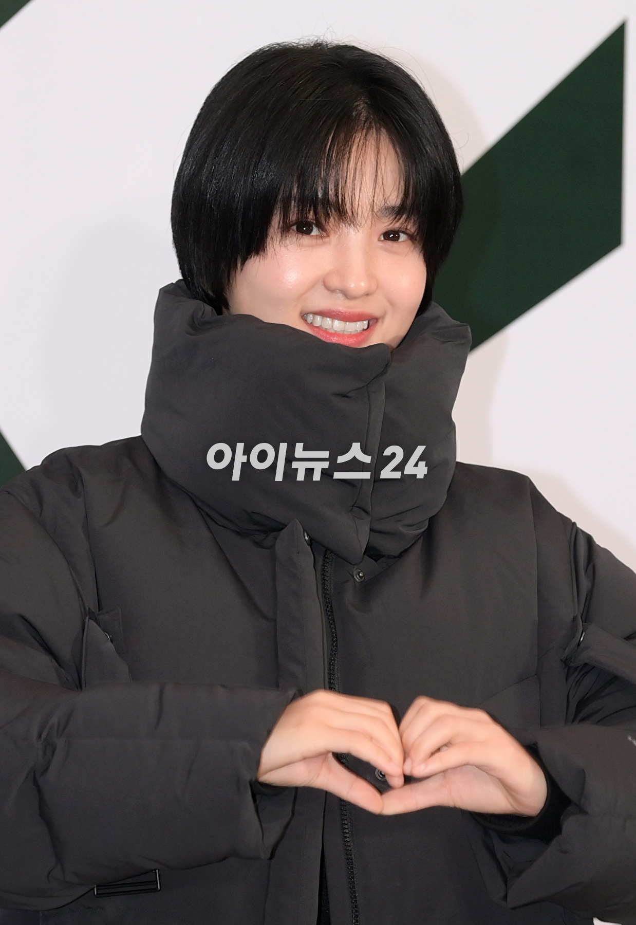 배우 김태리가 26일 오후 서울 용산구 레이어20 스튜디오에서 열린 코오롱스포츠 창립 50주년 기념 '에버그린 에너지' 캠페인 포토월 행사에 참석하고 있다. [사진=정소희 기자]