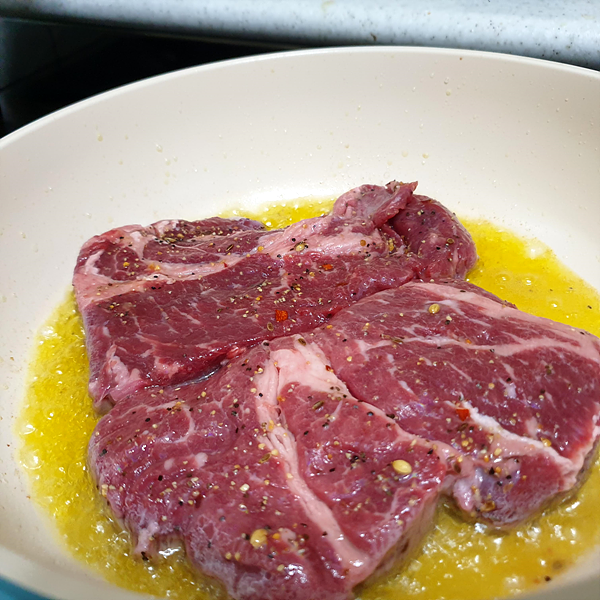 기름이 튀기때문에 화상 조심