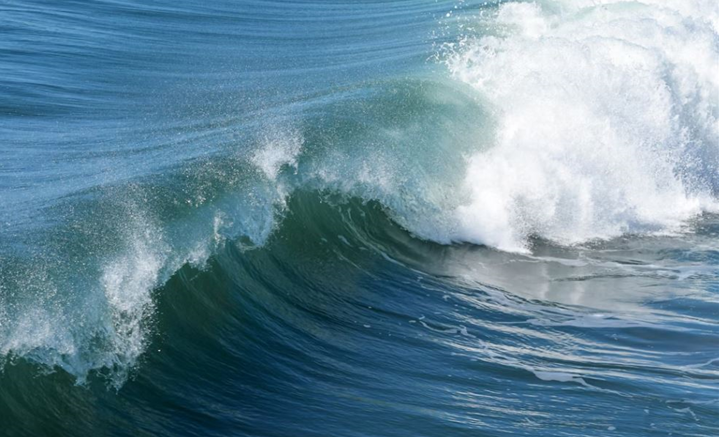 바닷물에 파도가 세게 치는 사진