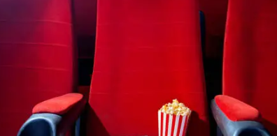 불안정한 20대의 삶 속, 연애영화가 주는 정서적 안정감과 관련된 사진