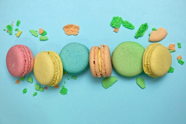 마카롱 (Macaron, 프랑스) – 쫀득한 꼬끄와 부드러운 필링