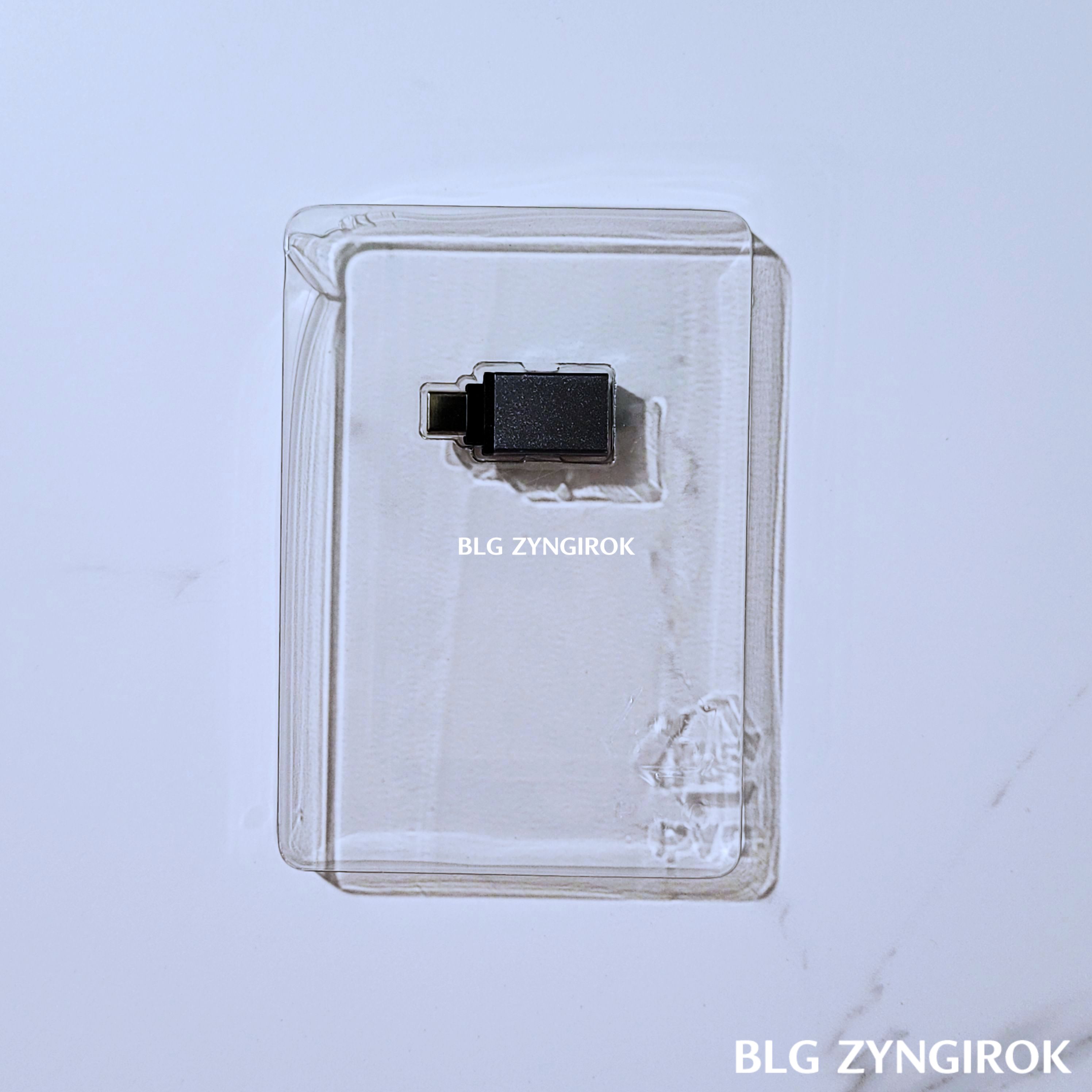 OTG-젠더-제품이-투명-플라스틱-틀에-꽂아져있다.