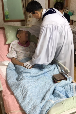 호스피스 병상세례장면