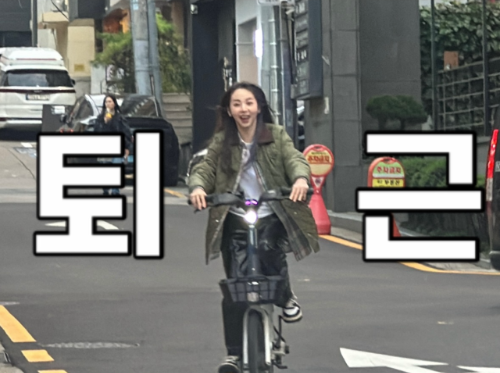 저 퇴근합니다!&hellip;안소희, 전기 자전거 질주가 '국민 퇴근짤'로 등극한 이유 (ft. 18년 차 톱스타의 러블리함)