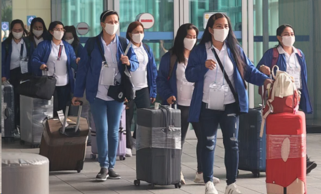 필리핀 가사관리사들은 한국에서 실질적인 근로자처럼 일하면서도 법적 보호나 대우에서는 철저히 배제된 상태입니다. 하루 8시간 근무 원칙은 현장에서 지켜지지 않는 경우가 많았고, 가사 전반에 육아와 간병까지 떠맡는 과도한 업무가 반복됐습니다. 숙식비와 보험료가 공제된 실수령액은 150만 원 안팎에 불과했으며, 연장 수당이나 휴게시간 보장도 없는 구조였습니다. 이들은 근로자가 아닌 서비스 제공자로 분류돼 노동기본권에서도 소외되어 있고, 공동 숙소 생활과 이동 제한 등 생활 전반에서도 자유가 억제된 상황이 이어졌습니다. 한국 사회가 외국인 여성 돌봄 인력을 값싼 노동력으로 활용하면서 정작 인간다운 처우는 외면하고 있는 구조적 문제가 그대로 드러나고 있습니다.