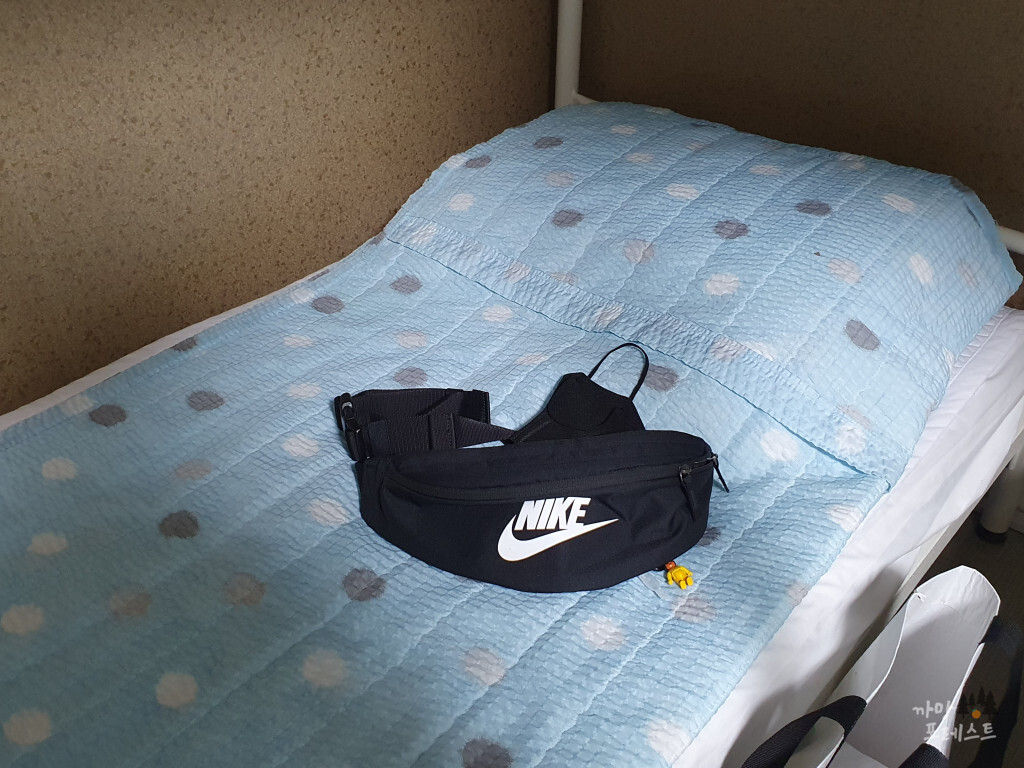 홍대 게스트하우스 침대