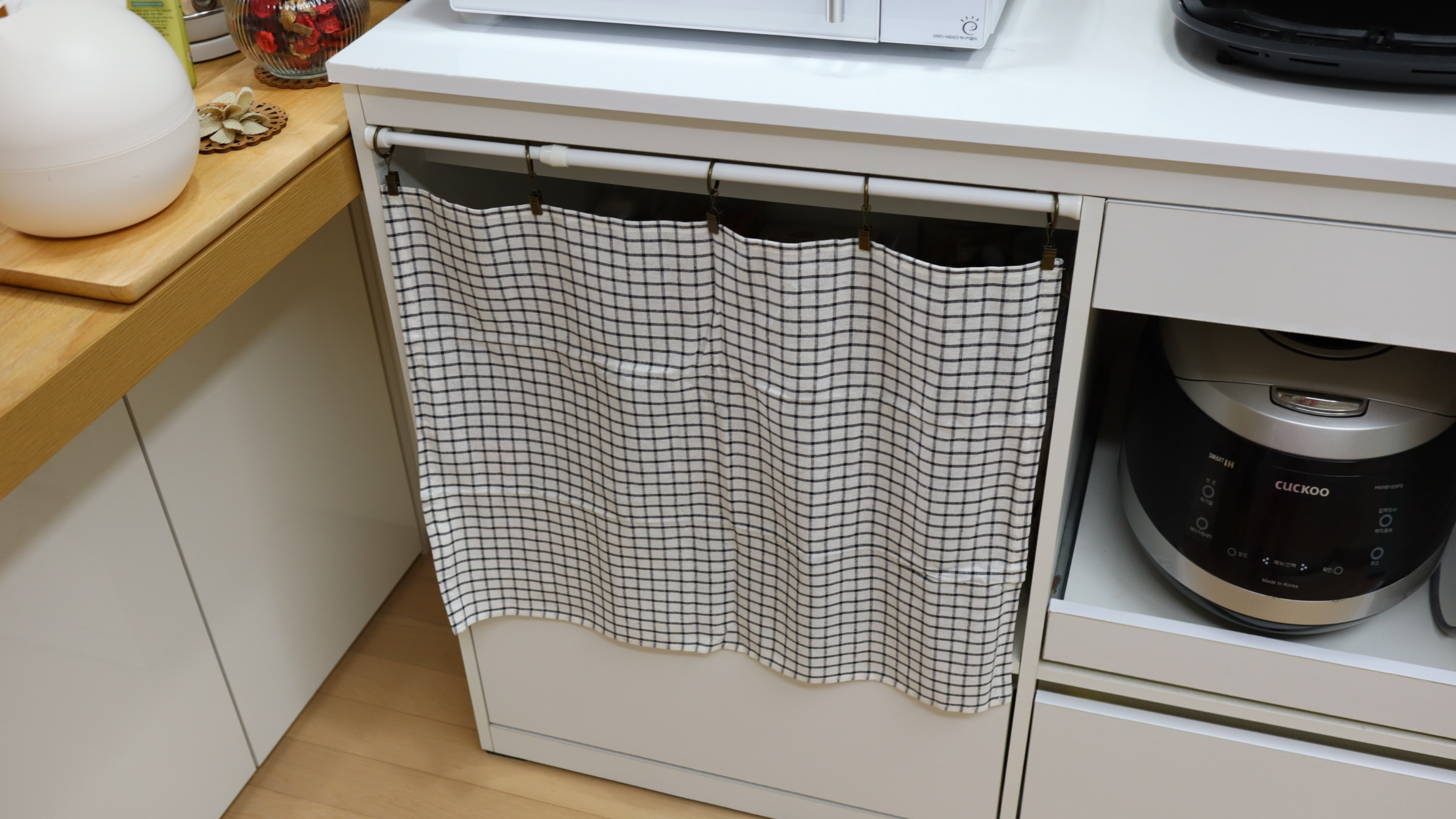 전자렌지-선반을-천으로-가려주다