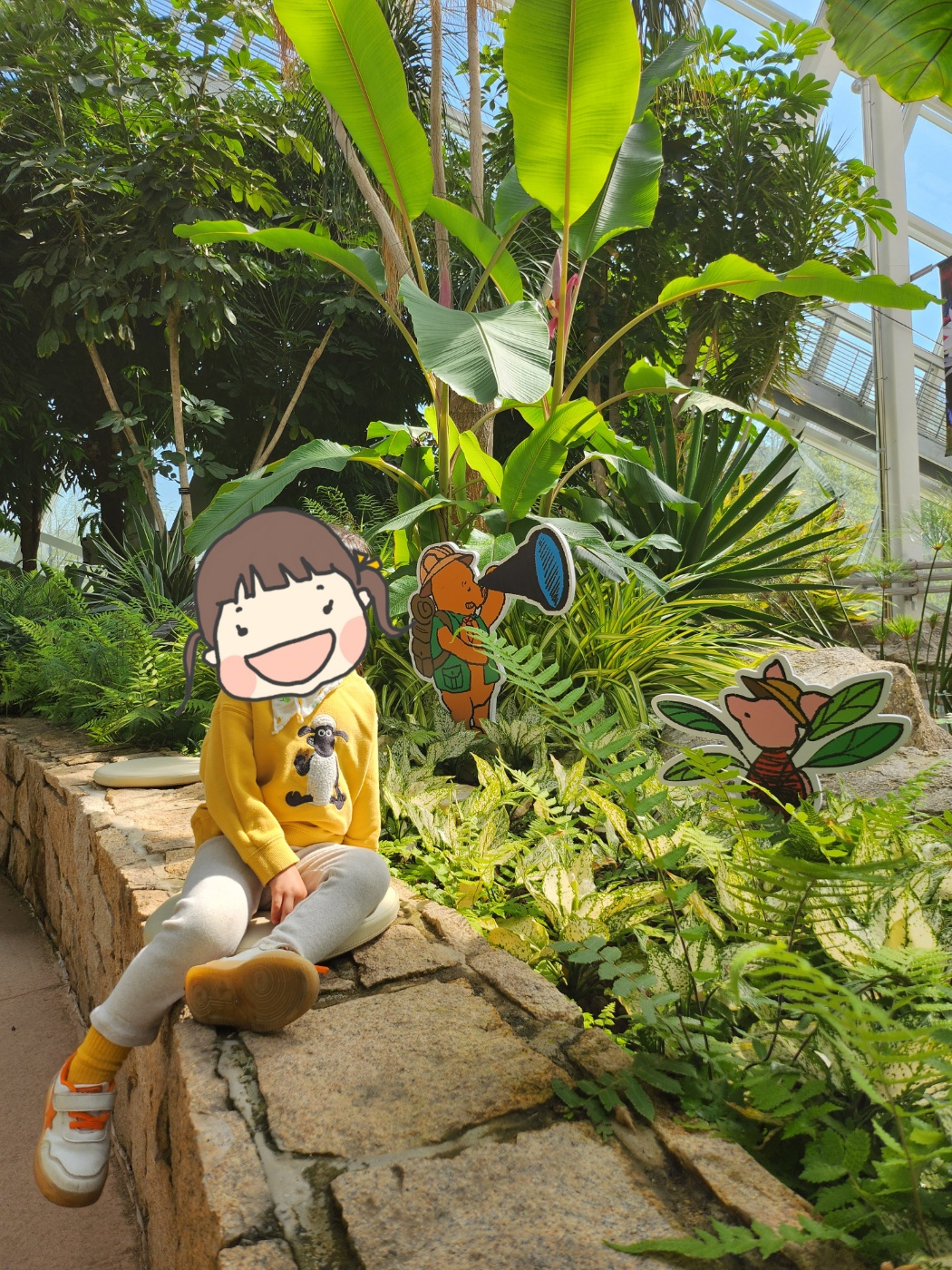 식물을 바라보는 아이