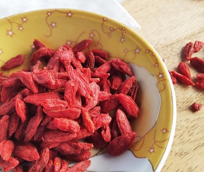 말린-구기자열매가-그릇에-담겨있는-사진