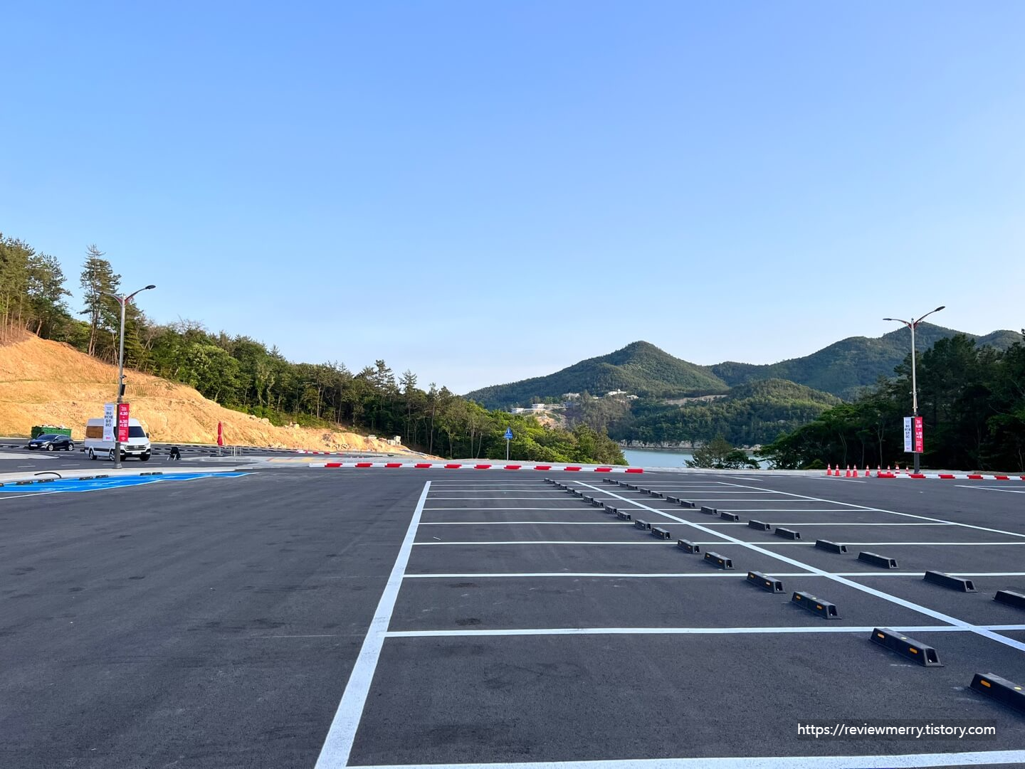 우측 주차장 사진