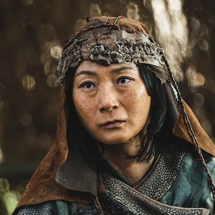 단발머리 30대 여성이 머리에 허름한 갈색 가죽을 쓰고 있는 아라문의 검 초사이 캐릭터