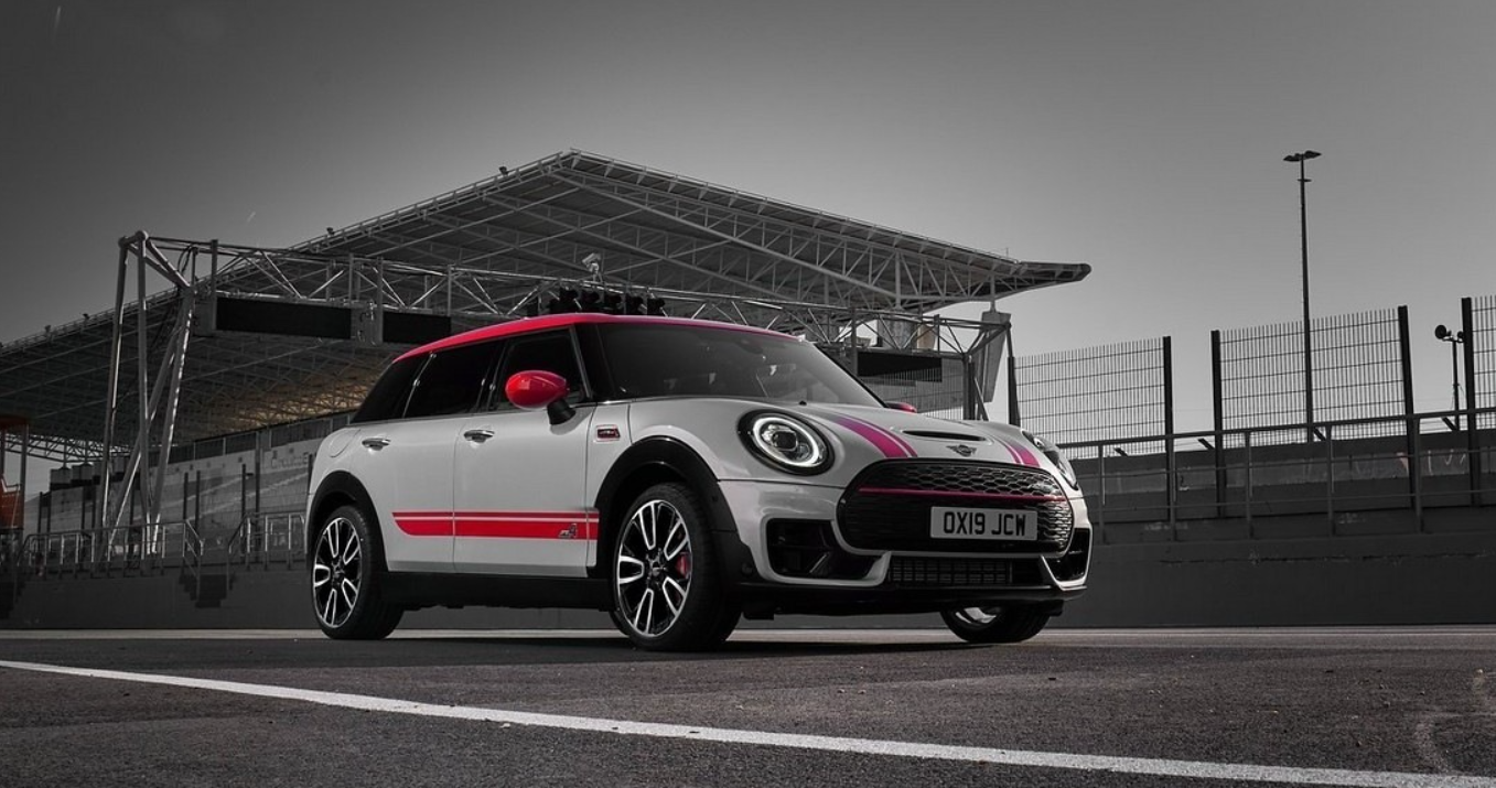 2024 미니 클럽맨 JCW, 강력한 성능과 스포티한 디자인의 조화