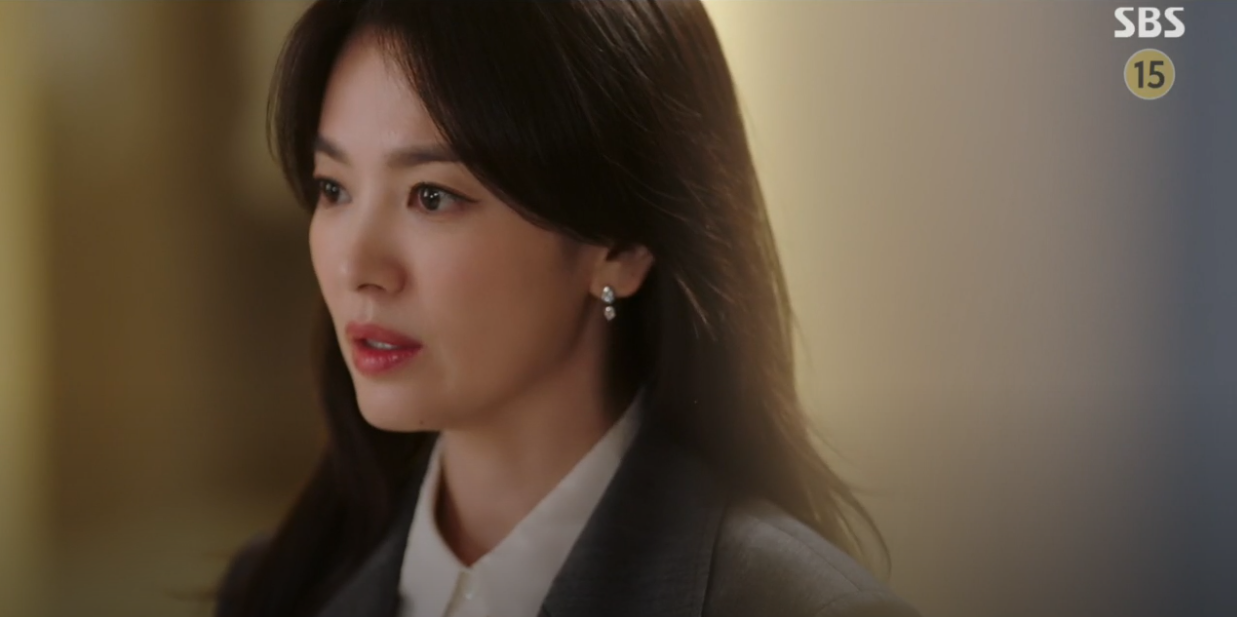 쇼메 귀걸이를 하고 윤재국 어머니를 만나고 있는 하영은