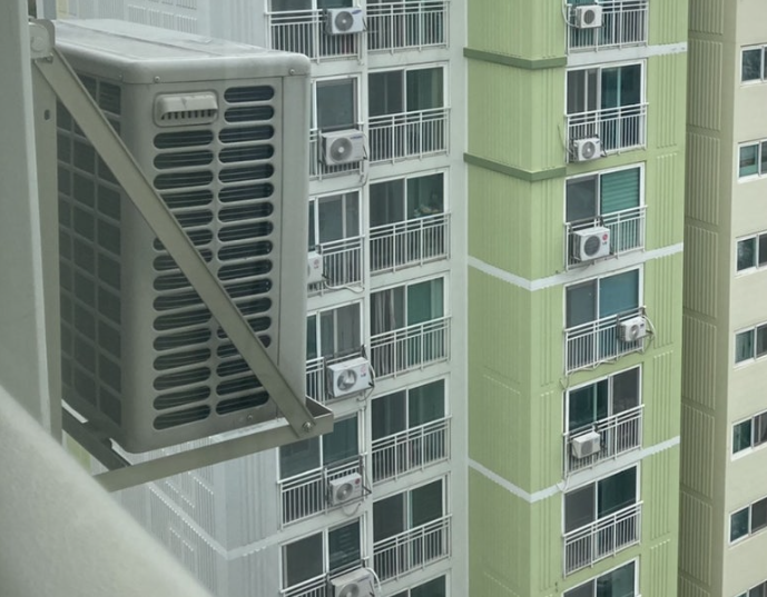 고층 아파트 에어컨 실외기 설치 위치별 모습